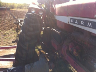 Rear Wheel on Broken Axle Tilted in on Farmall 806 Tractor