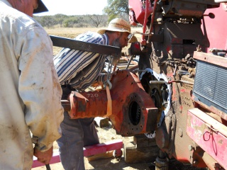 Installing Farmall 806 Trator Axle